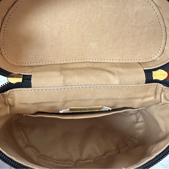 Vintage Bottega Veneta Black Leather Shoulder Crossbody with Woven Design - Picture 12 of 16